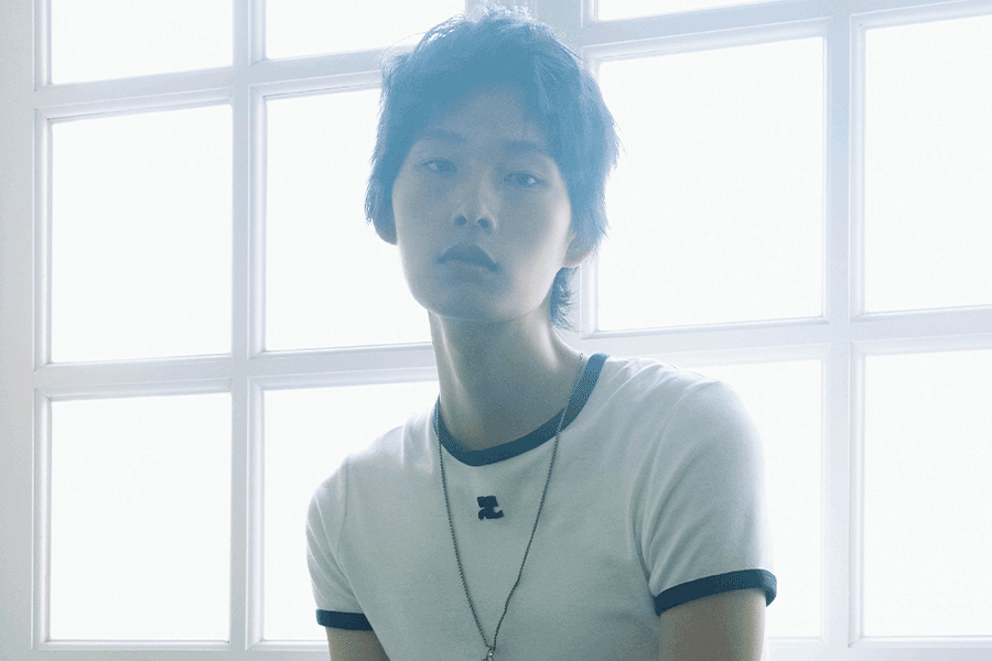 빛이 스며든 어느 일요일 오후에.