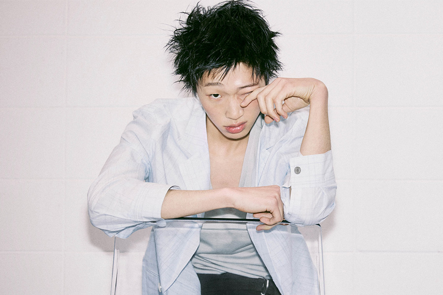 밖은 쌩쌩 한겨울이어도 새 계절의 에르메스를 입은 이 남자는 떨지 않는다. 어느 여름의 오후처럼 여유롭고 느긋하게, 딱 그렇게.