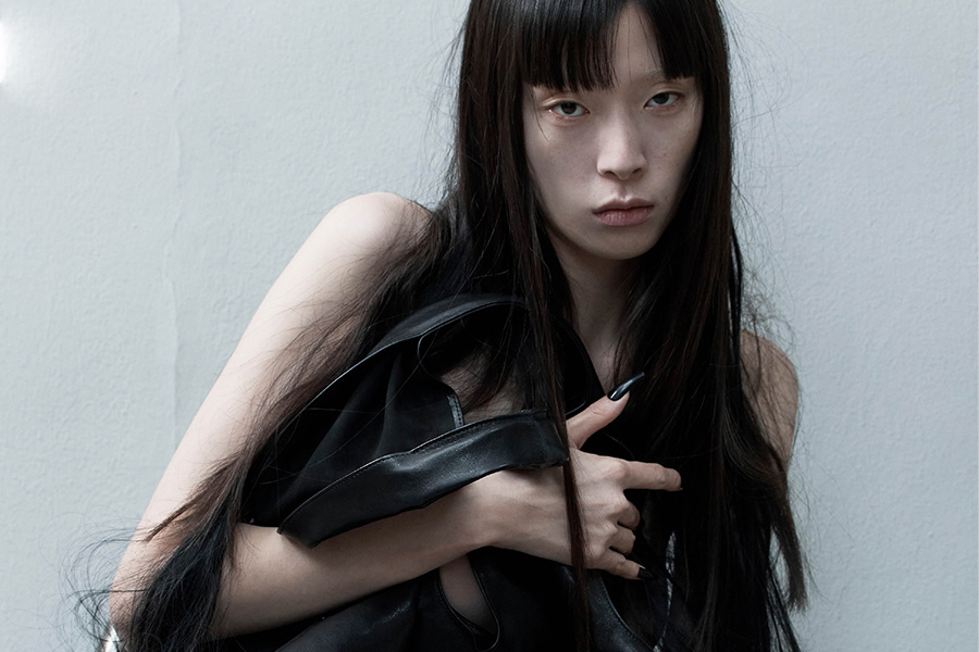 냉소나 아이러니 대신 태초의 메종 마르지엘라에 깃든 순수함을 택한 글렌 마틴스. 그의 신이상주의.