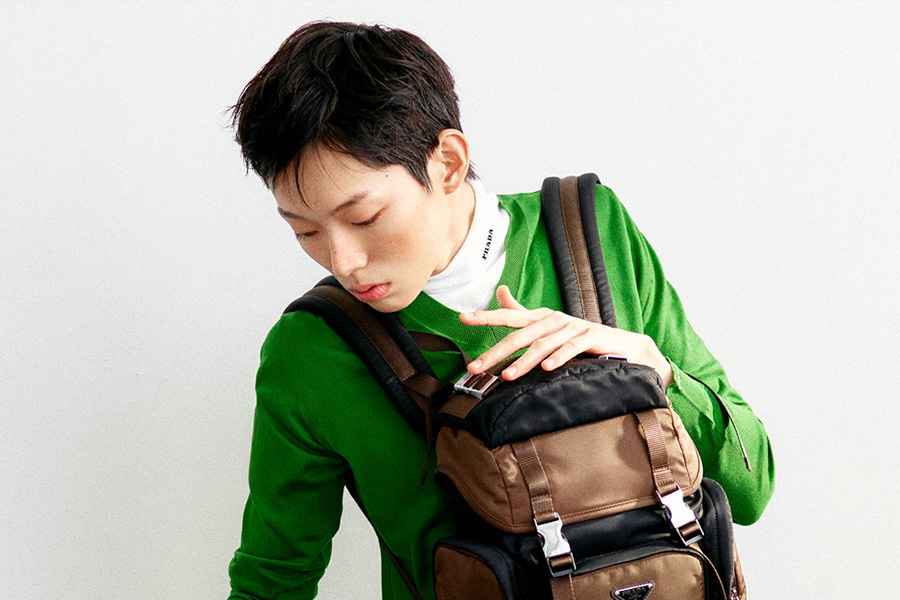 잠들어 있던 동심을 깨우는 프라다 빛 새해.