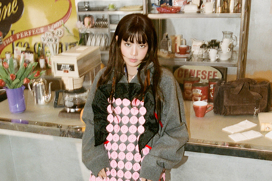 미우미우를 입은 민니를 만났다. 눈알을 도르륵 굴리며 ‘아직’ 자신을 모르겠다고 해사하게 웃는다.